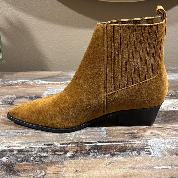 Like New! Marc Fisher Tan Suede Yarita  Ankle Booties SZ 6.5 - Picture 11 of 11